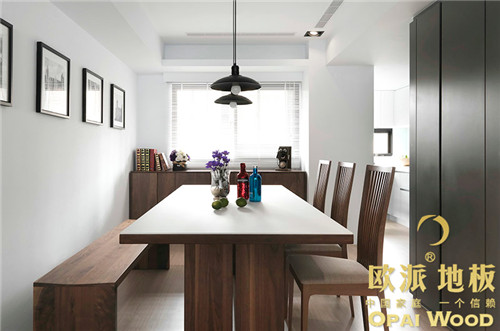 在木地板襯托下，餐廳成為一個亮點