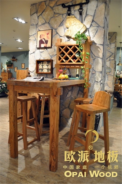 在木地板襯托下，餐廳成為一個亮點